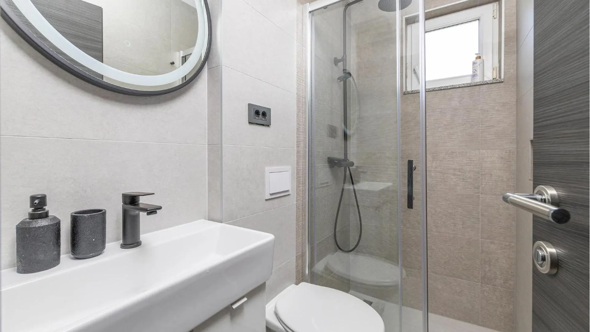 2 Bedroom Lovely Apartment In Lopar