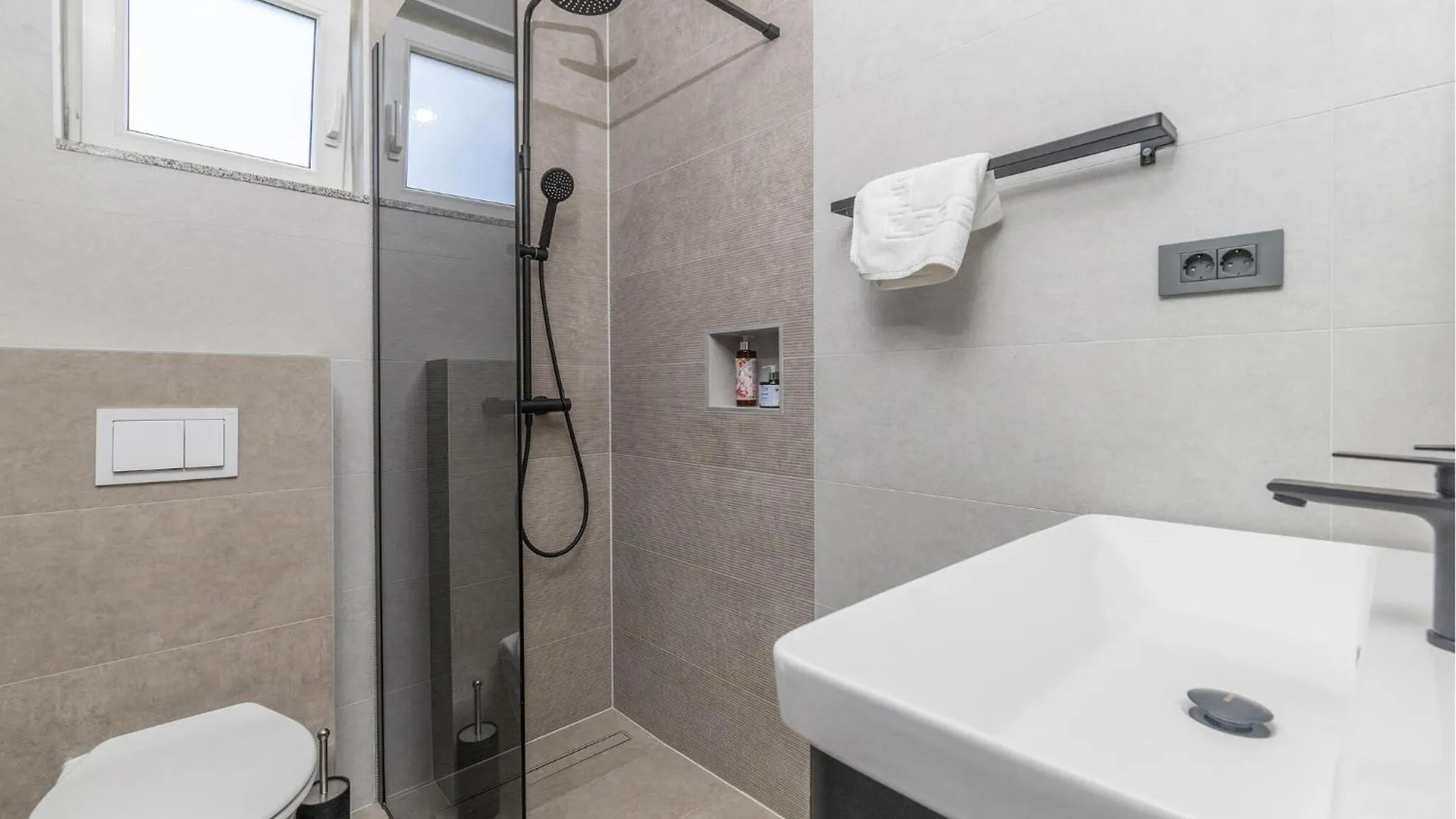 2 Bedroom Lovely Apartment In Lopar Croatia